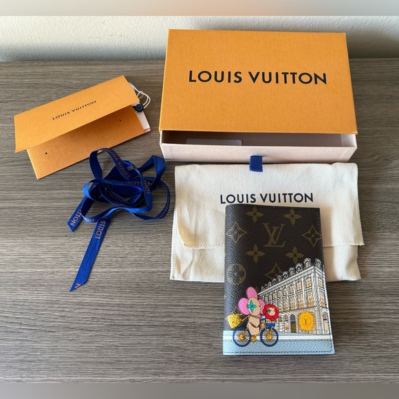 Louis Vuitton Monogram Wallet & Passport Holder LTD ED Vivienne Animation- Paris - Picture 3 of 17